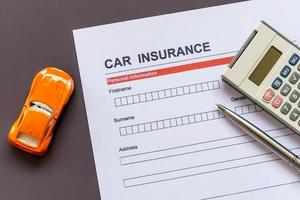 formulario de seguro de automóvil con modelo y documento de póliza foto