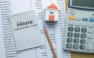 Planificación de préstamos mensuales para la construcción de viviendas. foto