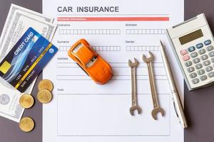 formulario de seguro de automóvil con modelo y documento de póliza foto
