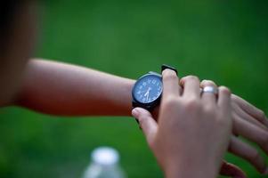 hermosas manos negras y relojes un control de tiempo para precisión y puntualidad foto