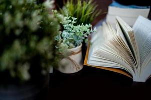 escritorio con libro, rincón de lectura y rincón de trabajo foto