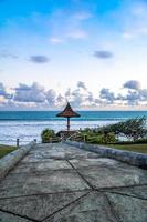 vista panorámica de la zona turística de la playa de batu hiu, pangandaran - indonesia foto