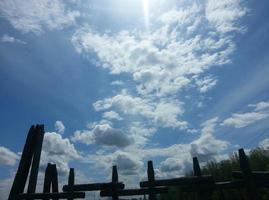 hermoso cielo sobre la cerca de una granja foto