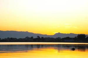 majestuoso fondo de amanecer real en el lago toba con nubes doradas