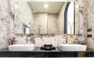 diseño interior de estilo moderno de un lavabo sobre encimera de granito negro en el baño