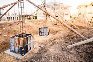 construcción de cimientos de hormigón armado con pilotes para soportar el peso del edificio foto