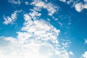 fondo de nubes y cielo azul. foto