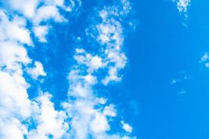fondo de nubes y cielo azul. foto