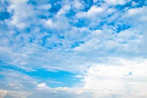 fondo de nubes y cielo azul. foto