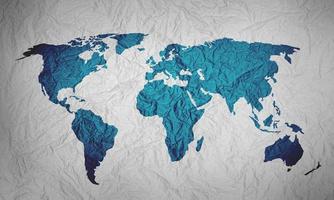 papel arrugado en forma de mapa del mundo aislado sobre fondo blanco. foto