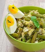String beans with eggs in bowl.