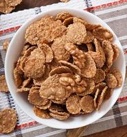 desayuno saludable - muesli integral en un tazón blanco foto