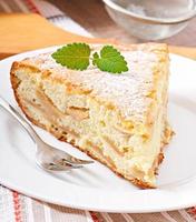 rebanada de pastel de manzana en un plato decorado con hojas de menta foto
