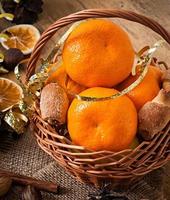 mandarinas y especias sobre un fondo de madera