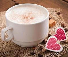 taza de café con leche en el fondo de madera vieja foto