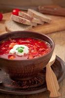 Sopa roja nacional borsch ucraniano y ruso closeup foto