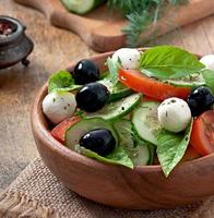 Ensalada griega de vegetales frescos, de cerca foto