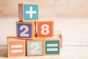 número de cubos de bloques de madera para aprender matemáticas, concepto de matemáticas educativas.