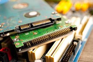 reparación y actualización de la placa base del circuito de portátiles, electrónica, hardware informático y concepto de tecnología.
