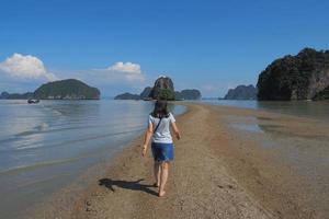 mujer en la playa en tailandia