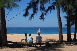 phuket, tailandia, 2020 - fotos de turistas relajándose en la playa de mai khao.