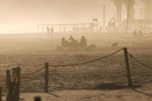 dia de playa con aire y niebla foto