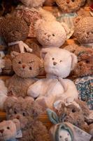 pared de osos de peluche en exhibición en un mercado de navidad. foto