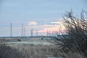 líneas eléctricas contra un cielo de pradera foto