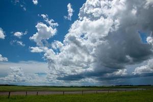 nubes de lluvia acercándose por encima de las tierras de cultivo, saskatchewan, canadá. foto