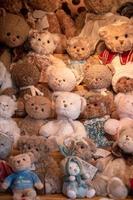 pared de osos de peluche en exhibición en un mercado de navidad. foto