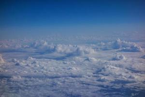 nubes blancas esponjosas en un cielo azul brillante foto