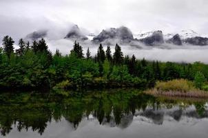 vista a la montaña en las montañas rocosas canadienses foto