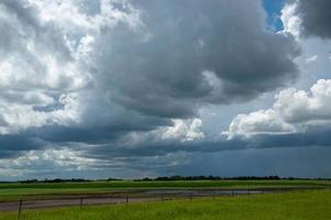 nubes de lluvia acercándose por encima de las tierras de cultivo, saskatchewan, canadá. foto