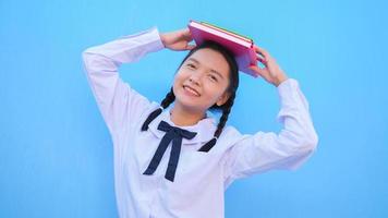 escuela feliz con libro sobre fondo azul. foto