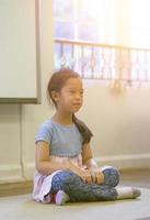 niño hacer meditación
