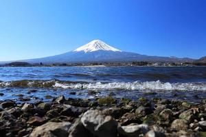 paisaje hermoso paisaje de la montaña fuji y el lago kawaguchi en abril. Japón. foto