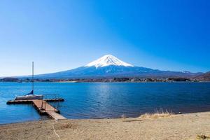 paisaje hermoso paisaje de la montaña fuji y el lago kawaguchi en abril. Japón. foto