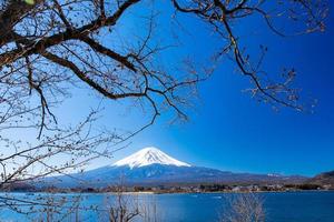 paisaje hermoso paisaje de la montaña fuji y el lago kawaguchi en abril. Japón. foto