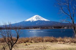 paisaje hermoso paisaje de la montaña fuji y el lago kawaguchi en abril. Japón. foto