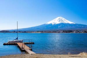 paisaje hermoso paisaje de la montaña fuji y el lago kawaguchi en abril. Japón. foto