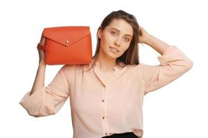 foto de una hermosa joven mujer de moda con una bolsa roja informal para maquillarse con utensilios