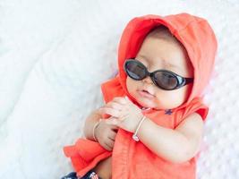 bebé niña asiática vestirse con lindos vestidos de moda para bebés recién nacidos