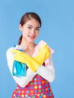 hermosa mujer asiática sosteniendo una solución química para limpiar el dispositivo foto
