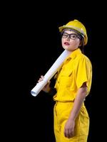 una bella mujer con el uniforme técnico amarillo sostiene un plano utilizado en la construcción foto