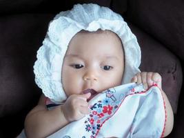 bebé niña asiática vestirse con lindos vestidos de moda para bebés recién nacidos foto