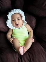 bebé niña asiática vestirse con lindos vestidos de moda para bebés recién nacidos foto