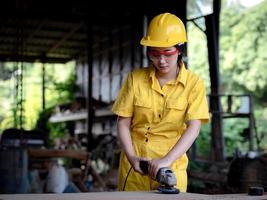 una mujer con uniforme que trabaja en un técnico se está preparando para usar las herramientas foto