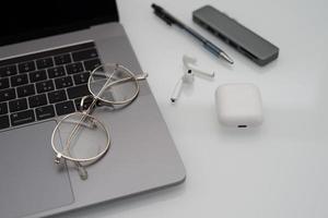 accesorios de trabajo y anteojos sobre fondo blanco foto