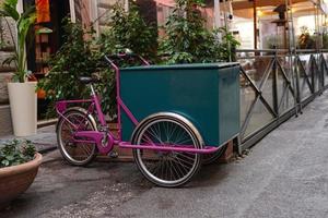 bicicleta de carga para la calle de negocios foto