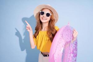 retrato de una joven asiática de fondo azul, concepto de vacaciones de verano foto